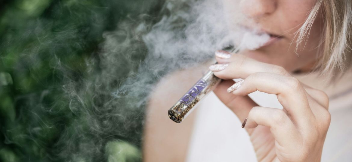 jovem a fumar cigarros eletrónicos