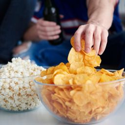 comer snacks à noite