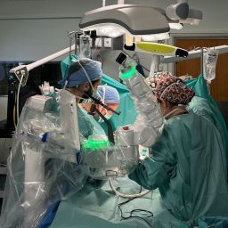 cirurgia robótica à escoliose