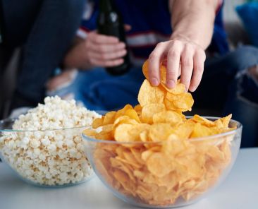 comer snacks à noite