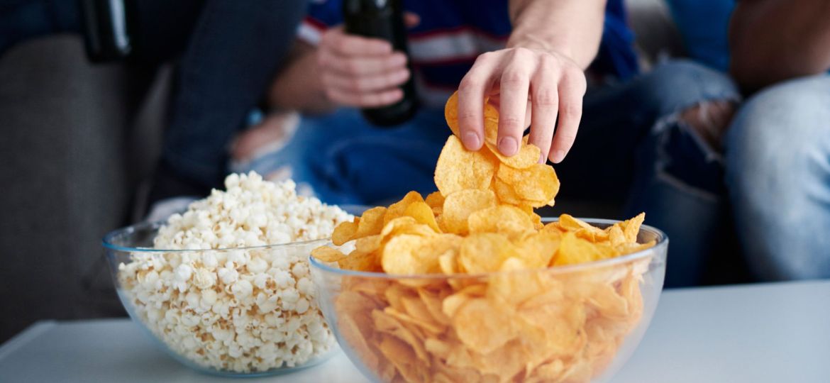 comer snacks à noite