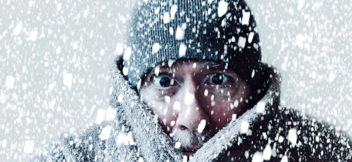 homem no meio da neve com os olhos desprotegidos
