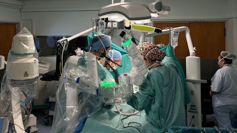 cirurgia robótica à escoliose