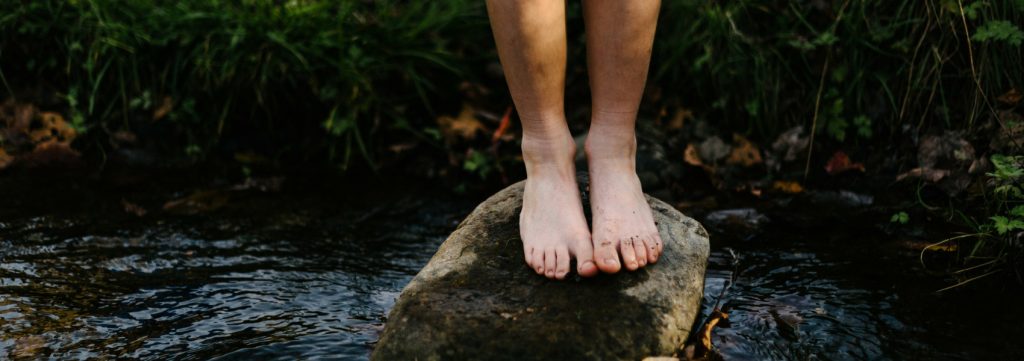 Os benefícios de andar sem sapatos