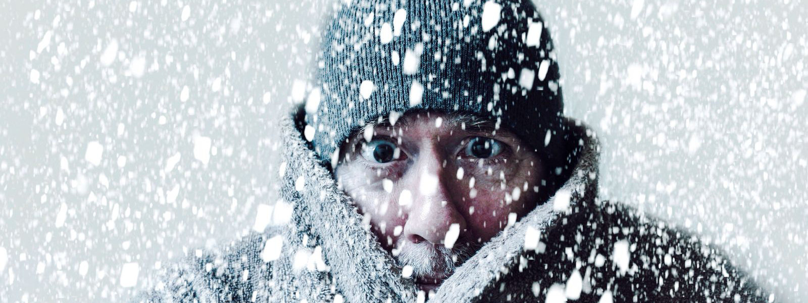 homem no meio da neve com os olhos desprotegidos