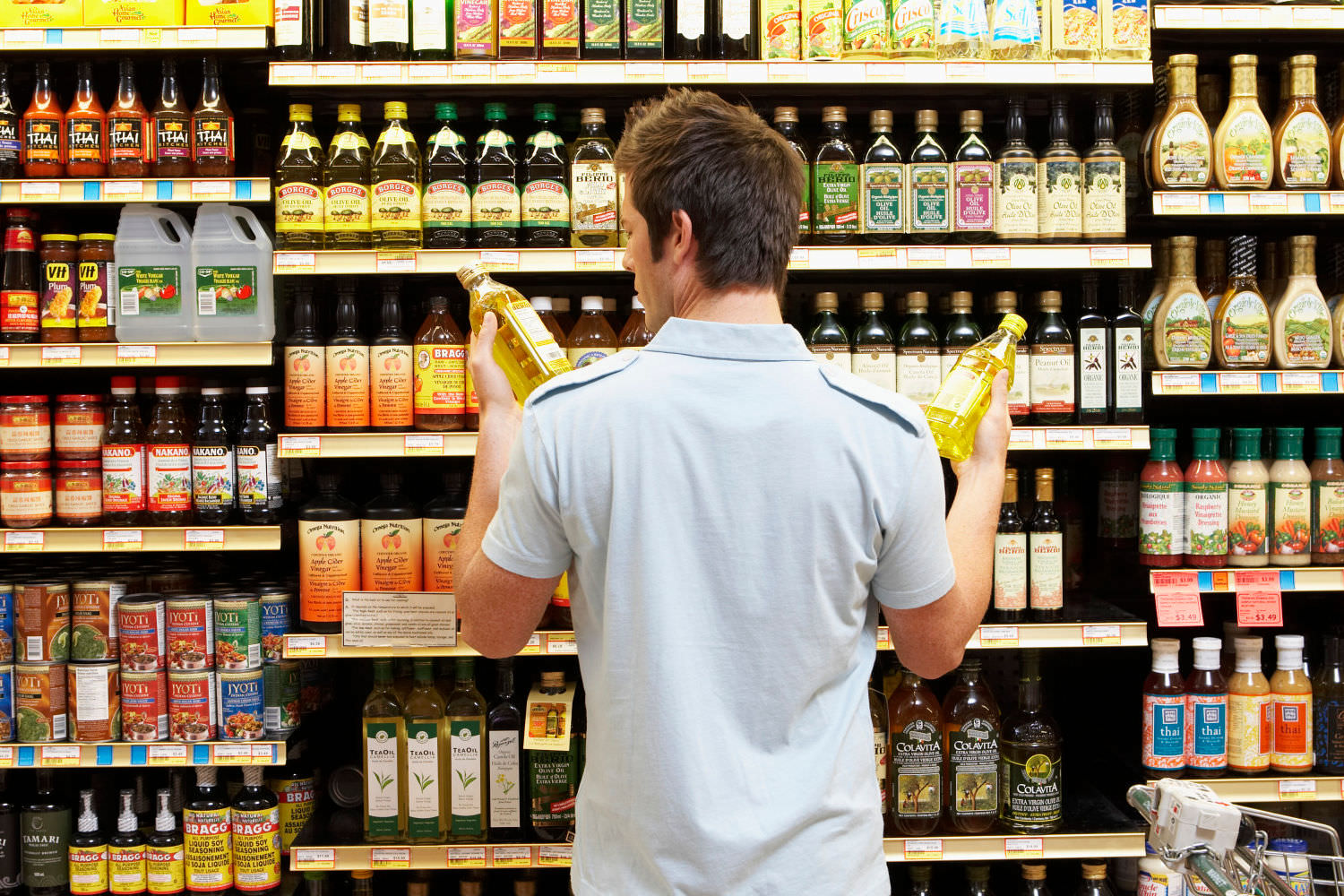 homem a fazer compras em supermercado