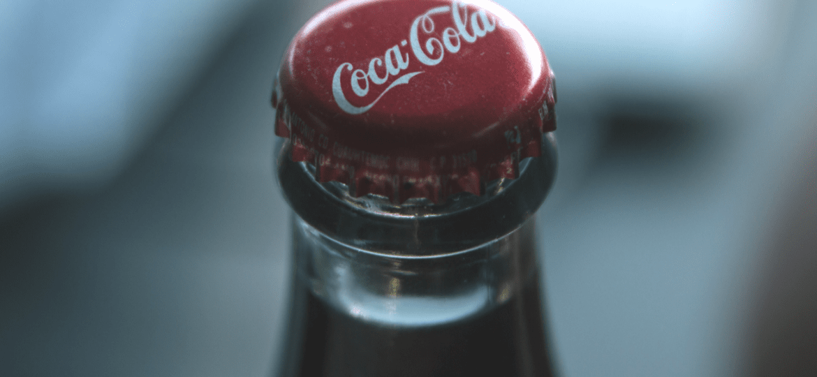 Uma garrafa de bebida da arca Coca-Cola