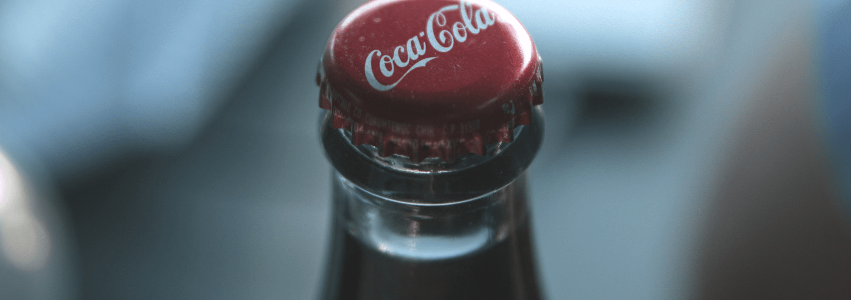 Uma garrafa de bebida da arca Coca-Cola