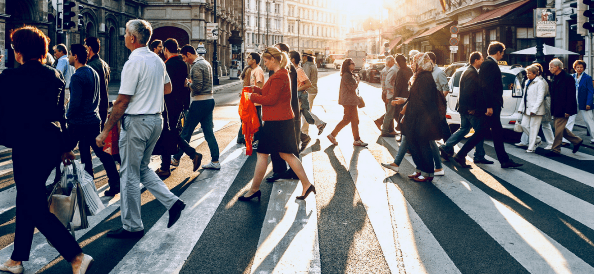 Um grupo de pessoas na rua