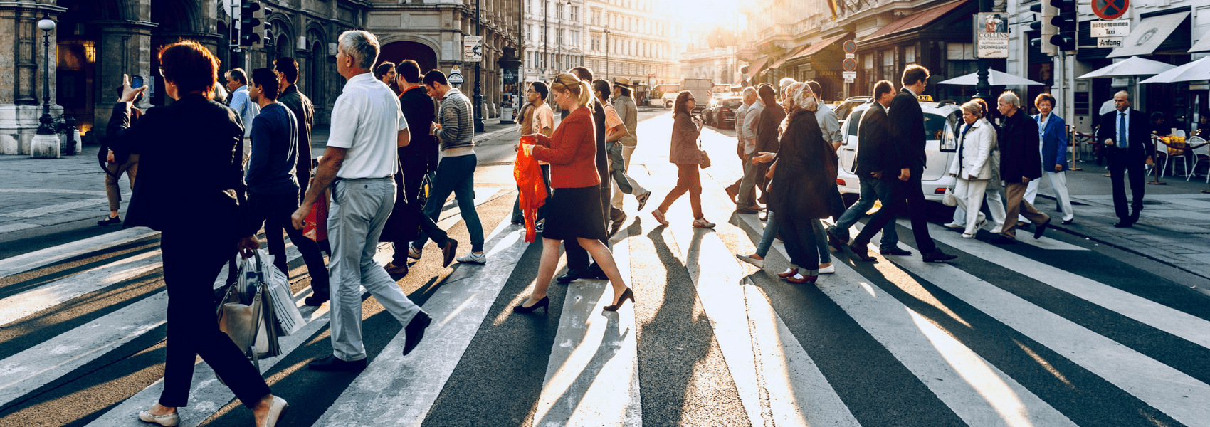 Um grupo de pessoas na rua