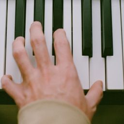 tocar um instrumento