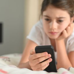 risco de ter um smartphone antes dos 13