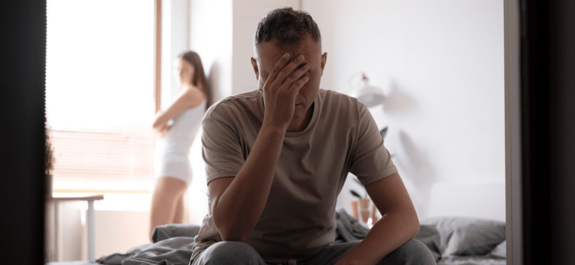 Homem dececionado com a sua saúde sexual masculina