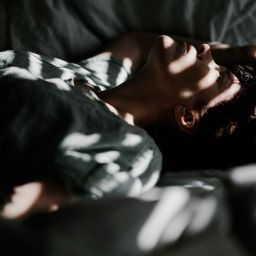 mulheres dizem dormir pior
