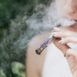 jovem a fumar cigarros eletrónicos