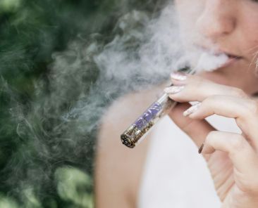 jovem a fumar cigarros eletrónicos