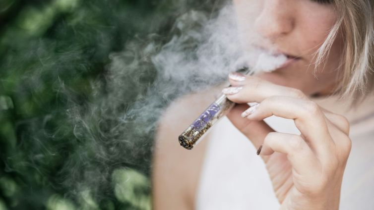 jovem a fumar cigarros eletrónicos