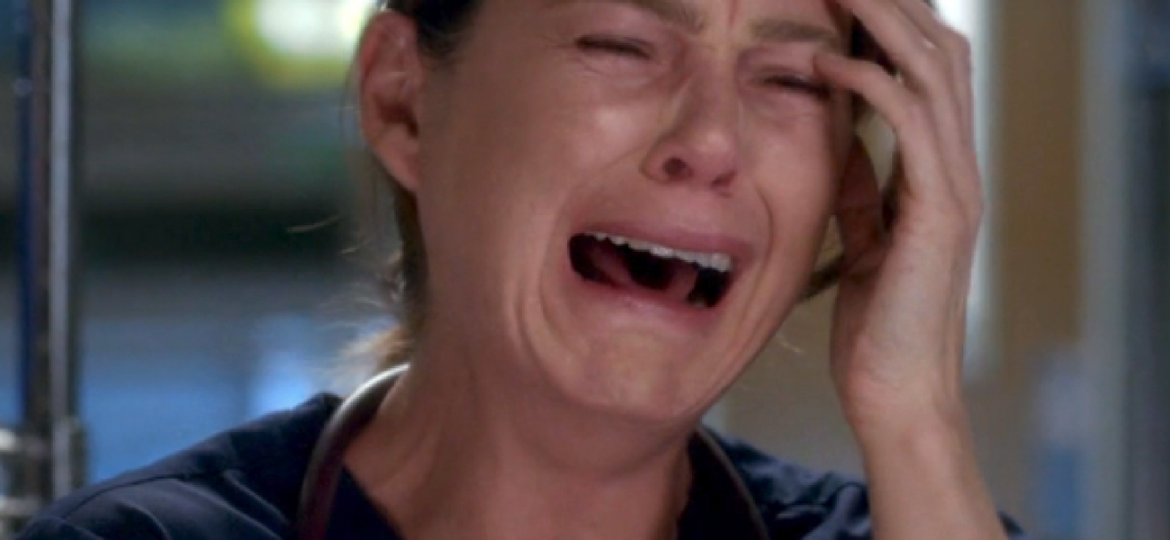 Meredith Grey, da série de ficção, a chorar