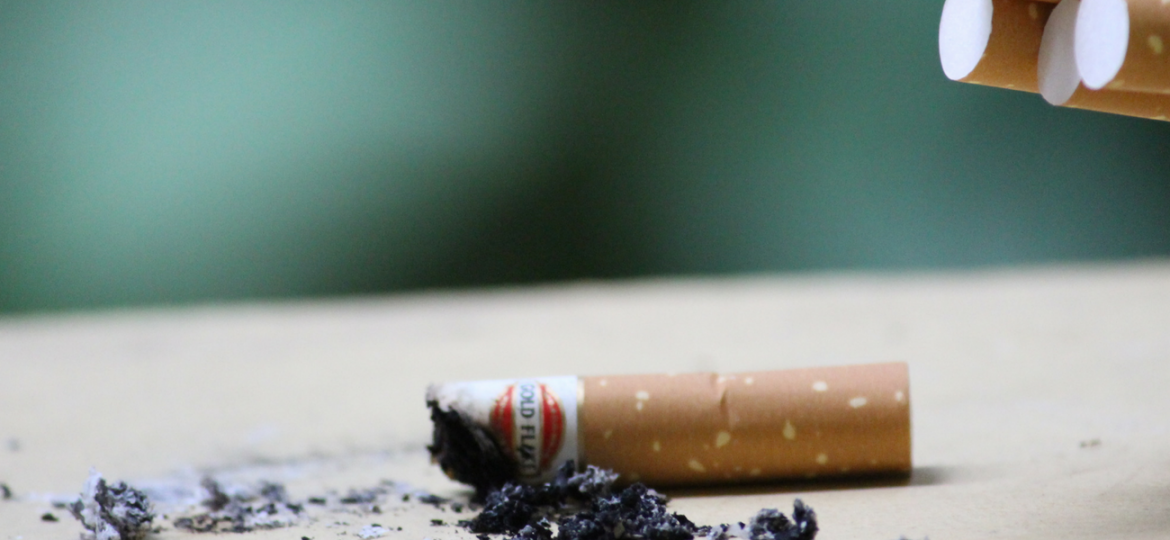 Um cigarro de um maço de tabaco