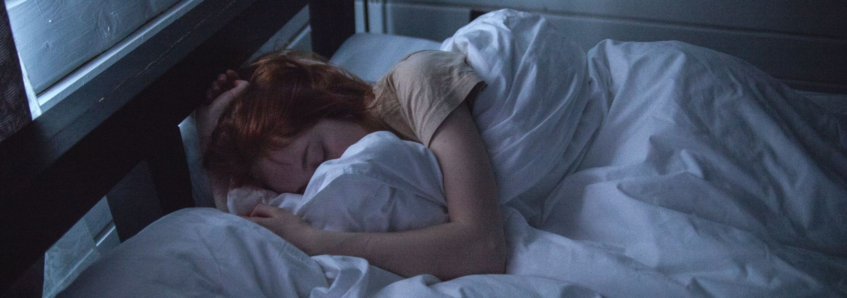 dormir às escutas e com a TV ligada