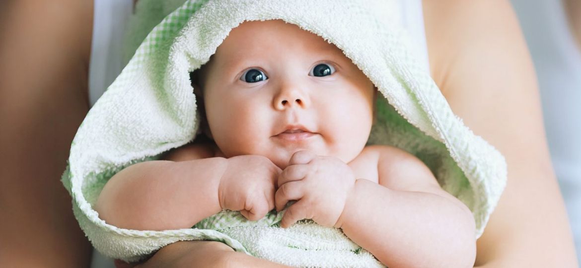 como fazer o banho do bebé